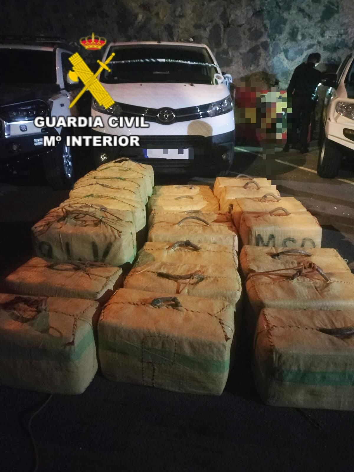 Lo pillan infraganti mientras circulaba transportando en su furgoneta más de 900 kg de hachís en La Orotava