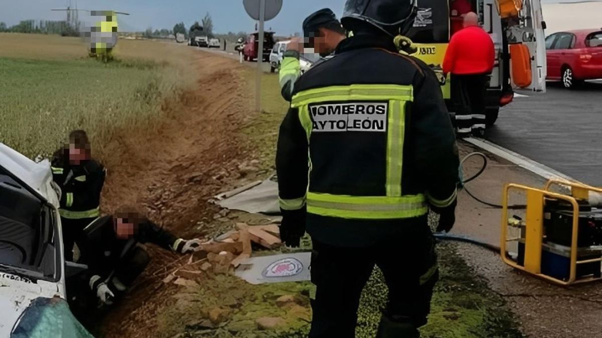 Imagen de archivo de maniobra de excarcelación de los bomberos a un herido de tráfico en León.
