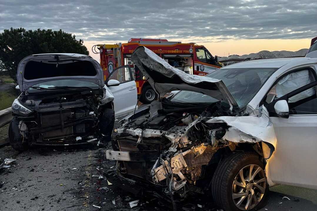 Grave accidente: Dos heridos tras un choque frontal en el término de Lepe