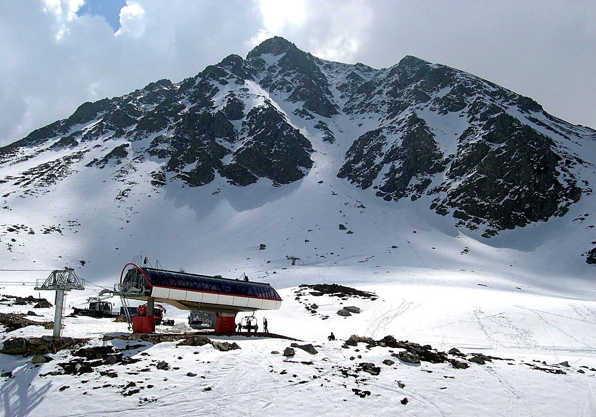 Dos hombres sorprendidos por un alud de nieve en Aller: uno evacuado al ...