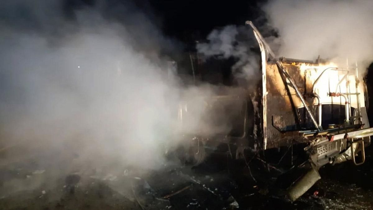 La autocaravana ardiendo en la carretera LE-215.