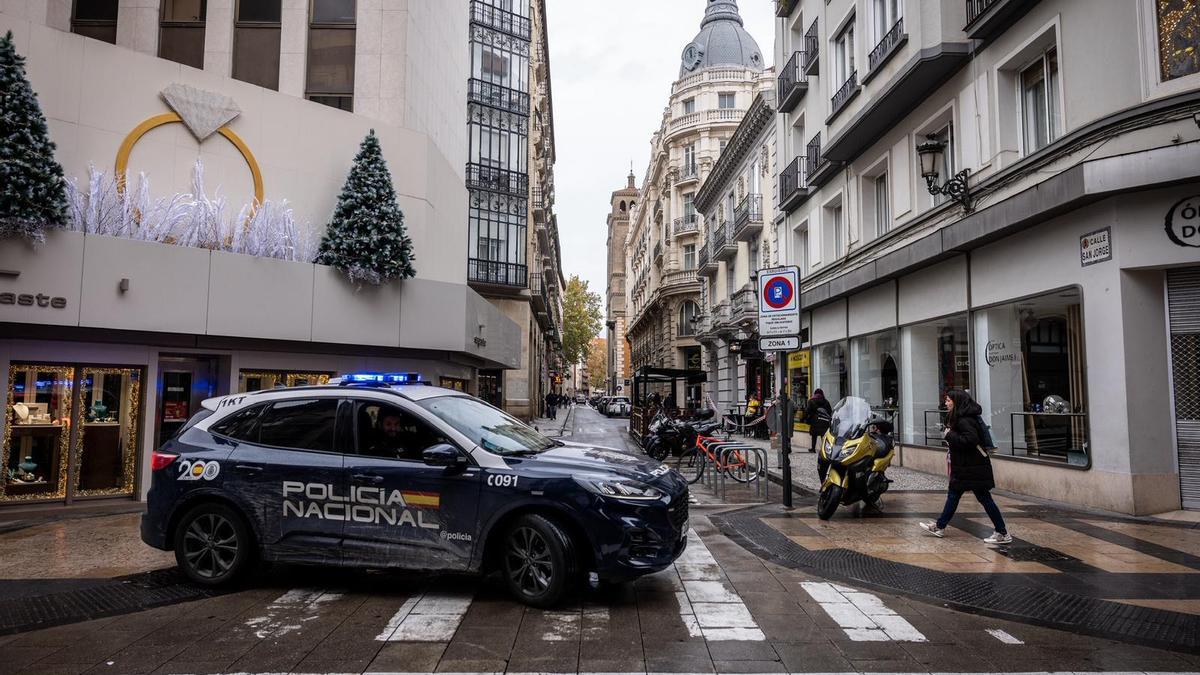 Dos jóvenes detenidos por robo con violencia y estafa tras asalto a mujer en las inmediaciones de su domicilio