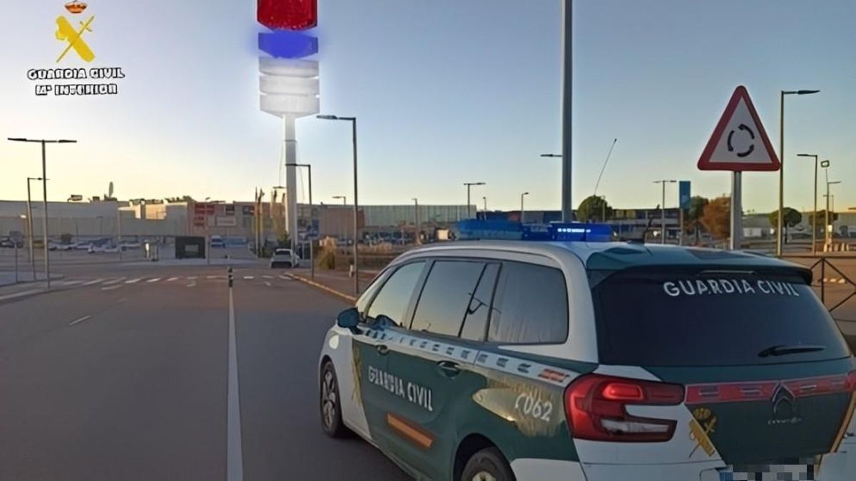 Patrulla de la Guardia Civil en una zona comercial, archivo.