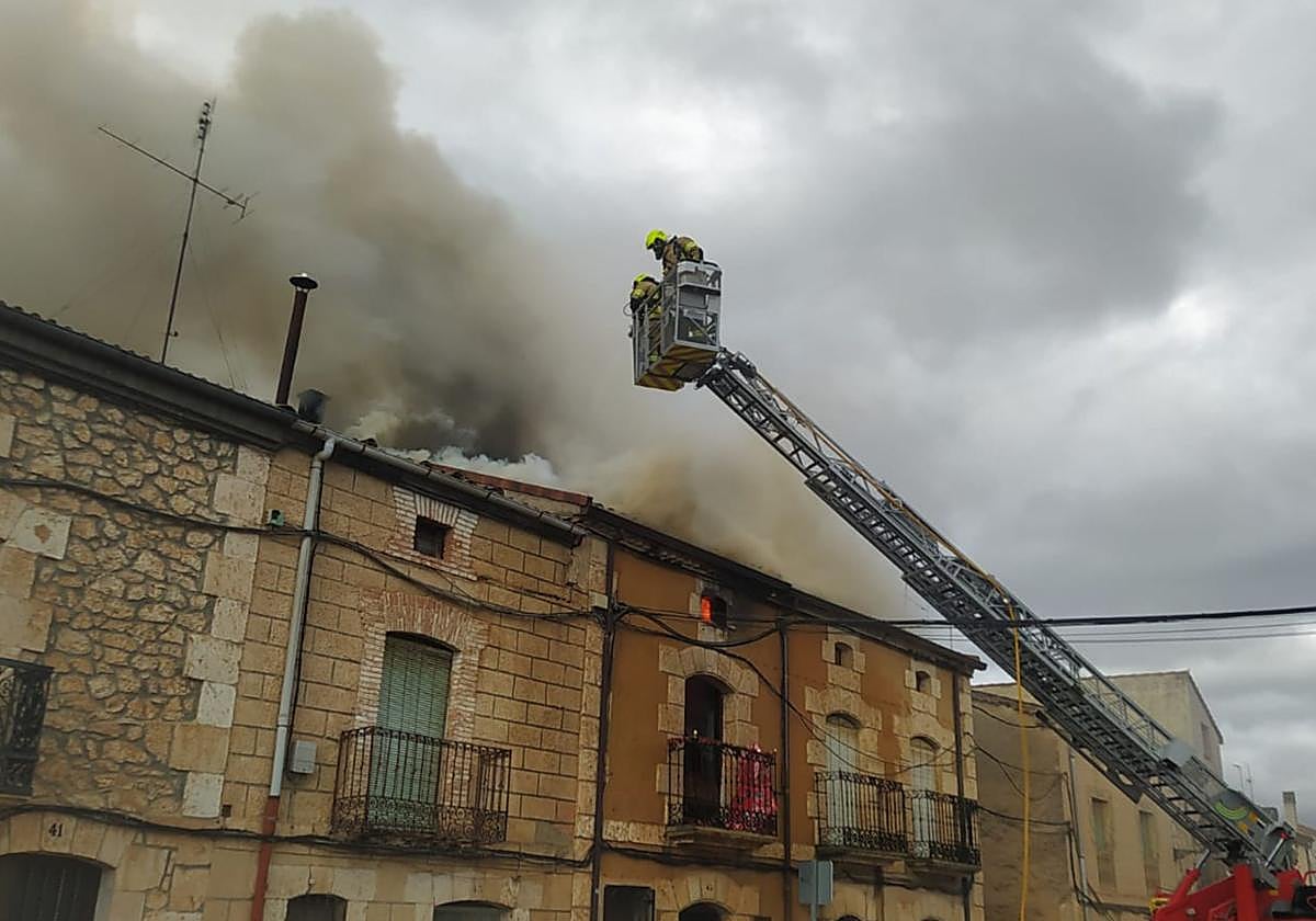 Controlan un incendio en un pueblo de Burgos y se evita la propagación a las viviendas colindantes