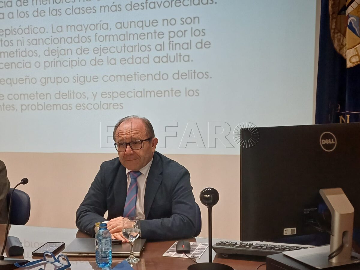El catedrático de derecho penal Octavio García Pérez aborda el papel de las menores en la justicia juvenil en conferencia en Melilla