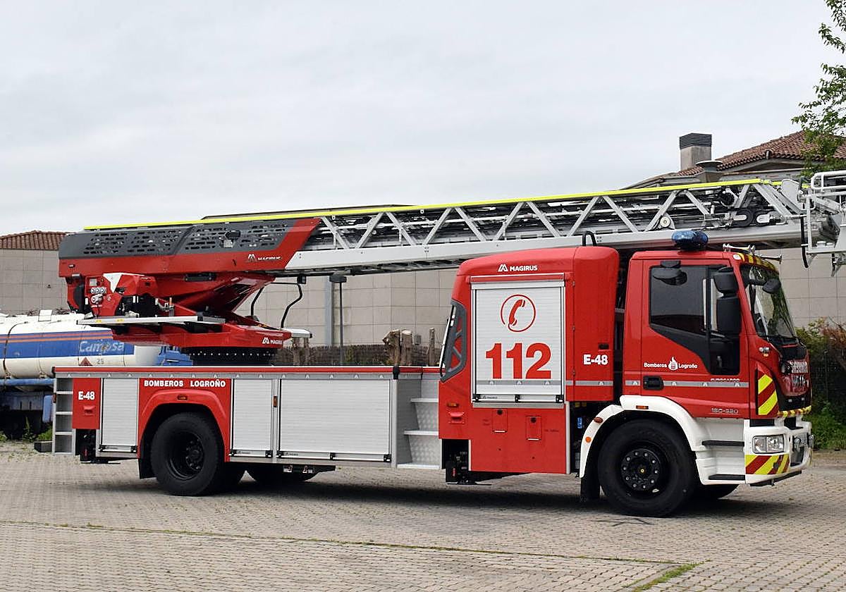 Evacuan a dos personas al hospital por inhalación de polvo de extintor tras incendio en Logroño