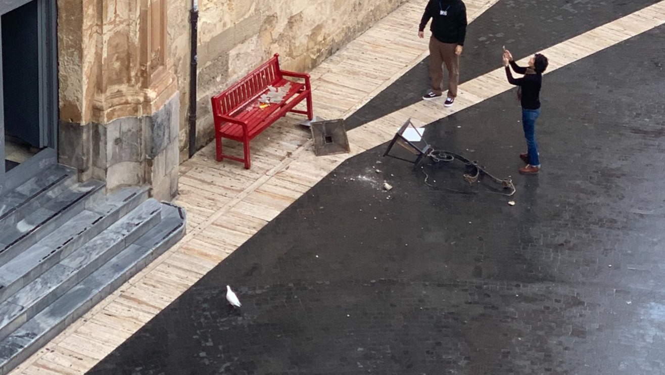 Cae una farola de la fachada de la Escuela Superior de Arte Dramático de Murcia sobre un banco de la entrada