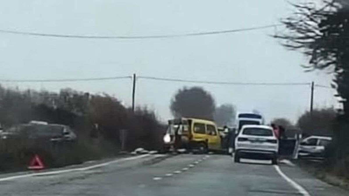 Imagen de la colisión frontal de dos turismos en la CL-621 del Páramo, que obligó a cortar la carretera.