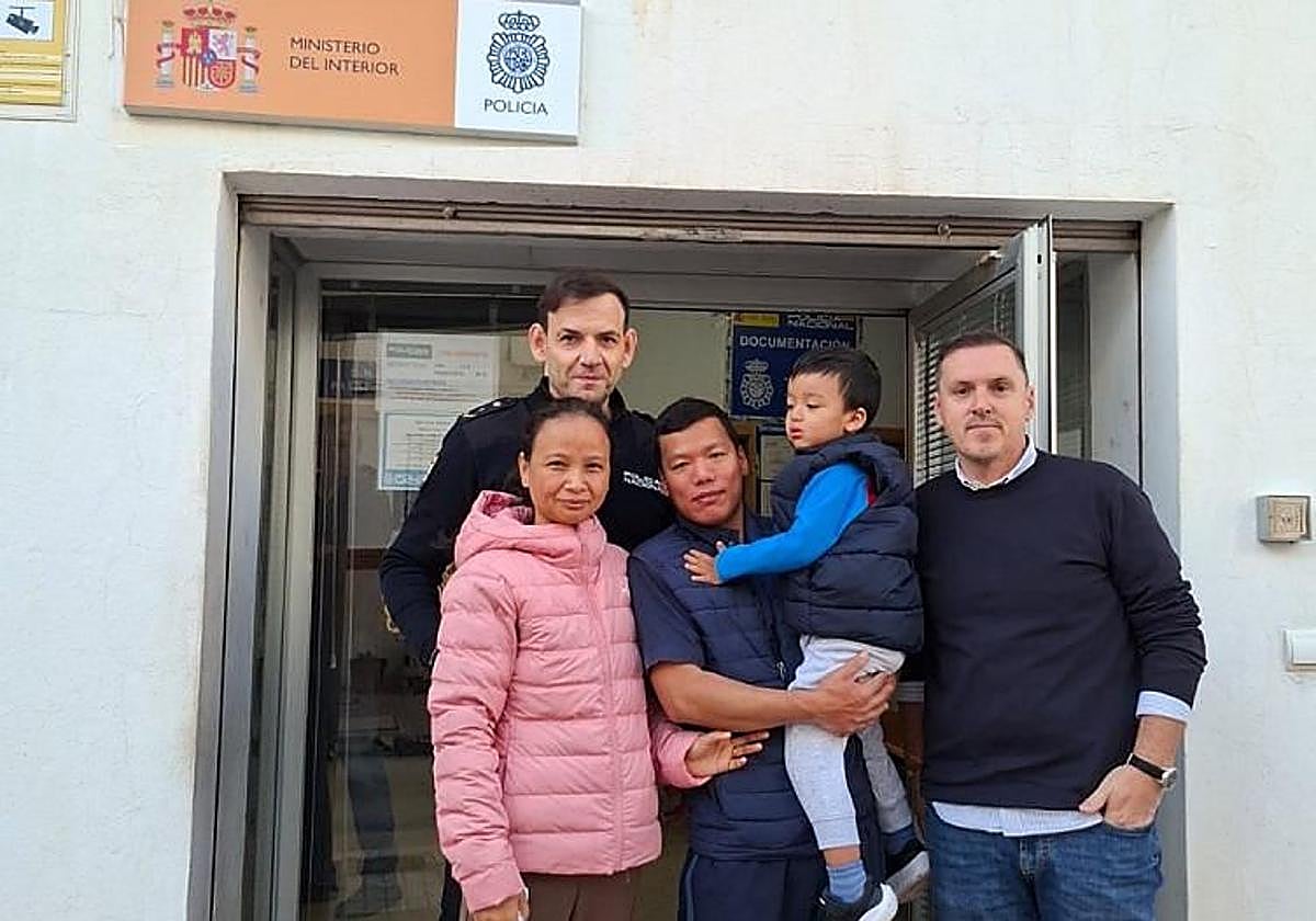 Heroicos agentes de la Policía Nacional salvan la vida de un niño de dos años en San Pedro Alcántara tras una rápida reanimación