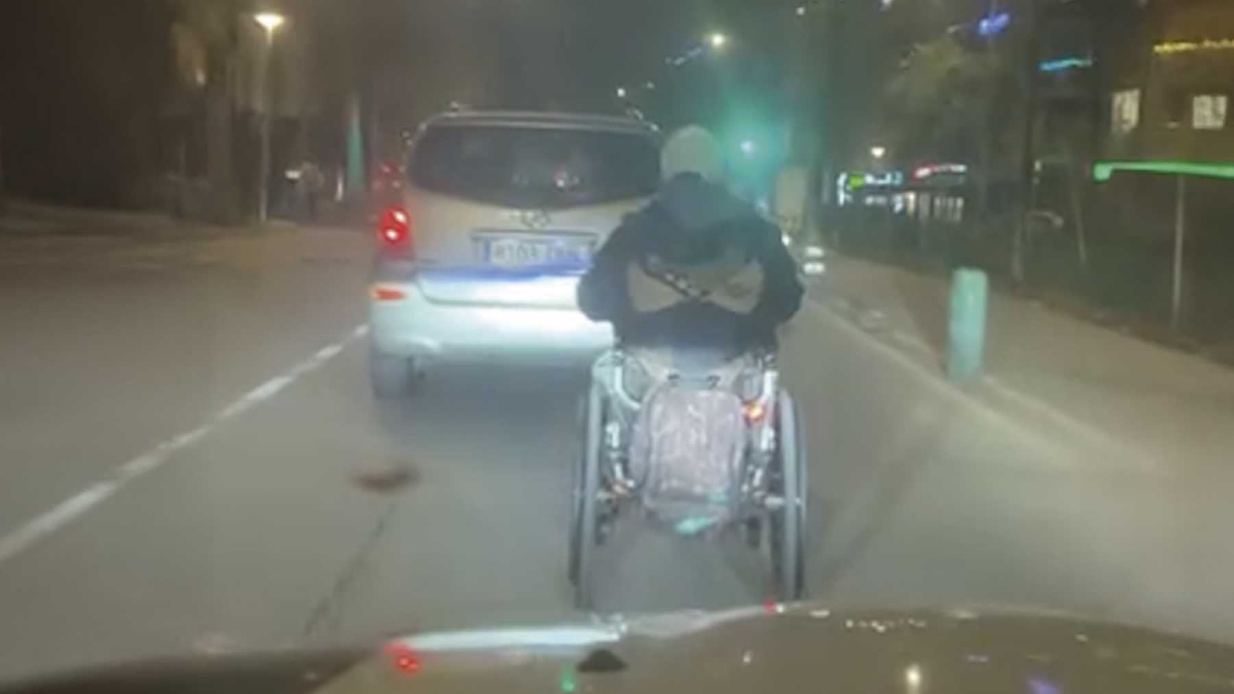 Ni coche ni moto: una silla de ruedas eléctrica agita el tráfico en Palma con adelantamientos extremos