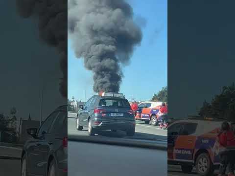 Sale ardiendo un cami&oacute;n en la salida de la A-49 en direcci&oacute;n Huelva