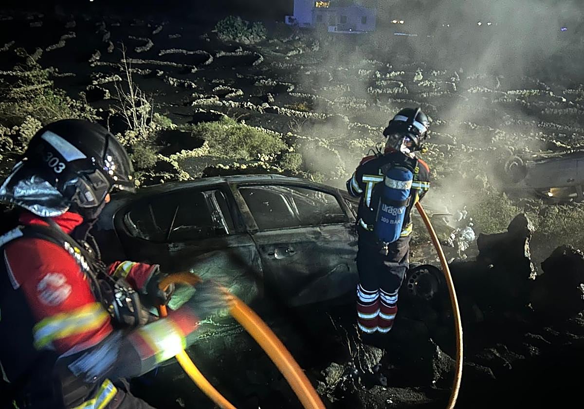 Un vehículo arde tras un accidente de tráfico en Tías