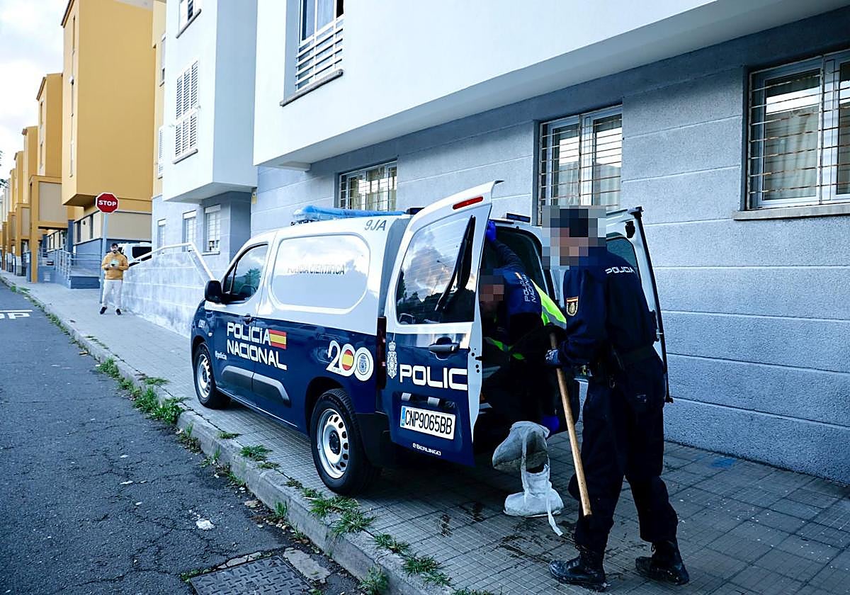 Grave incendio en Jinámar: una persona en estado crítico y tres heridos tras quemarse una casa