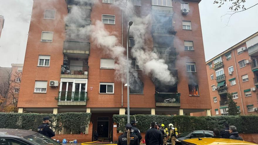 Dos policías y un vecino hospitalizados por el incendio de un bloque de viviendas en Toledo