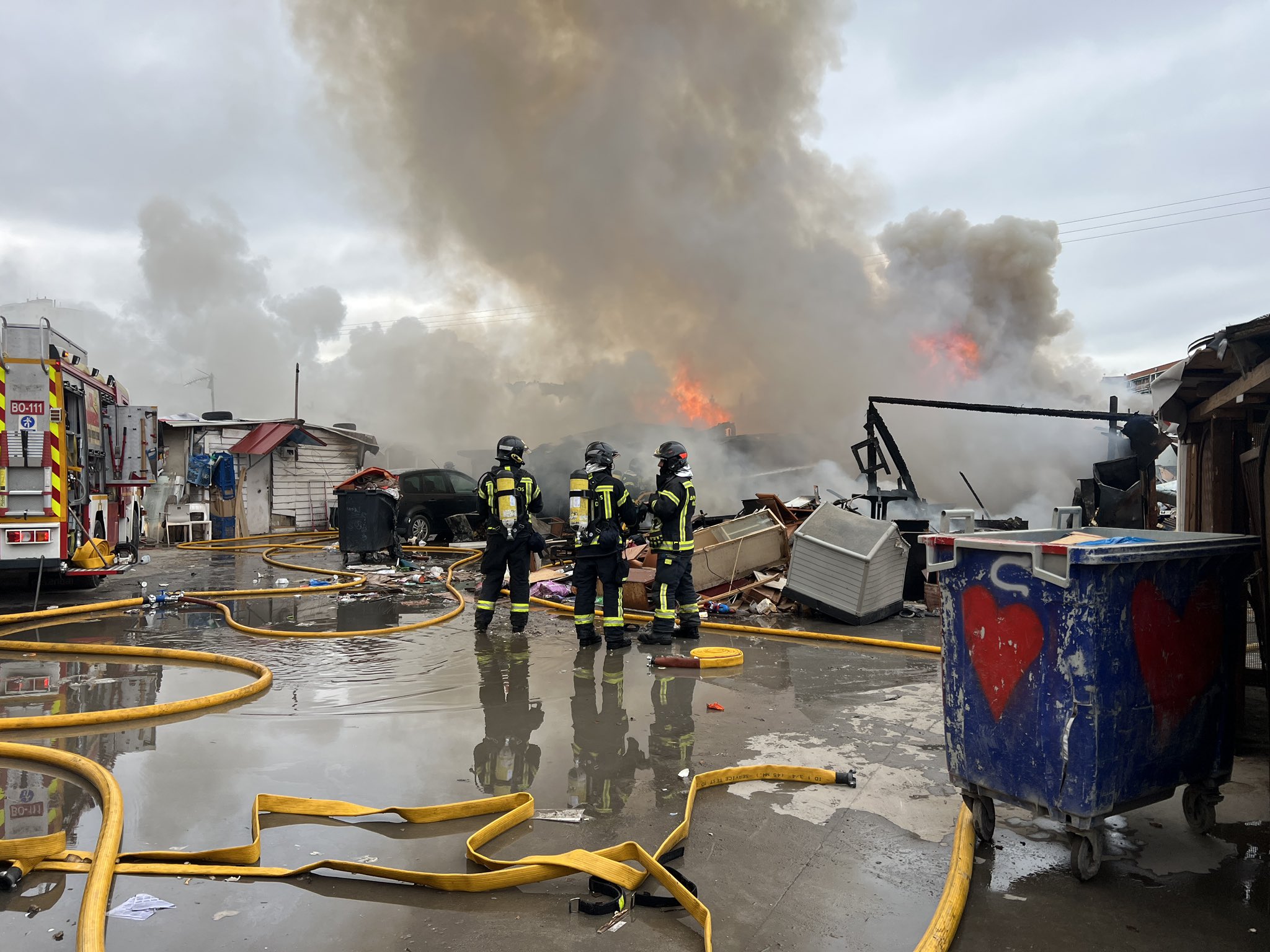 Incendio en chabolas de Madrid y evacuación en torre de las Cuatro Torres por transformador eléctrico
