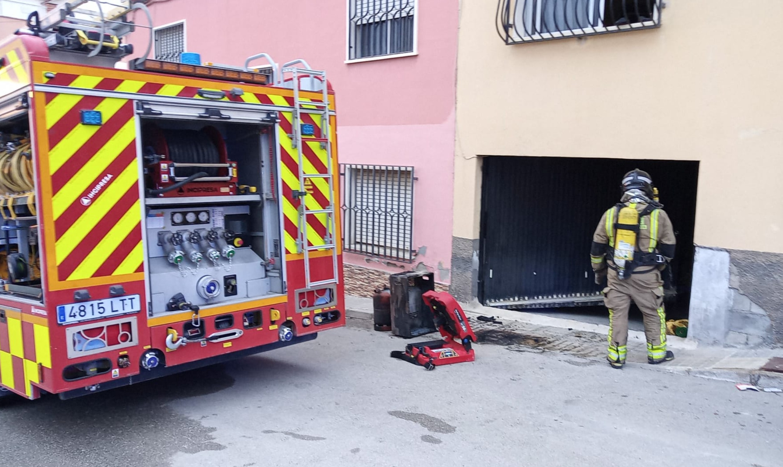 El incendio en la cochera de una vivienda en Cieza deja un herido