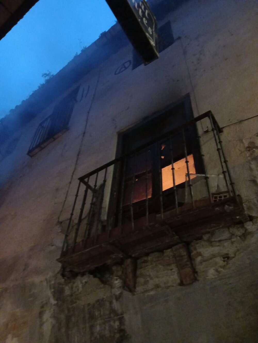 Incendio en una casa ocupada en Toledo deja un herido leve por inhalación de humo