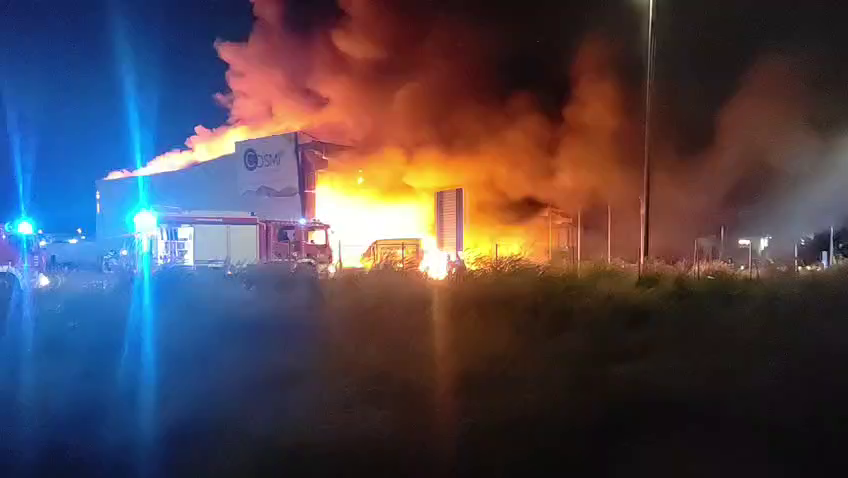 Incendio en una nave de Cobatillas en la noche del jueves: fuego extinguido y cuantiosos daños materiales