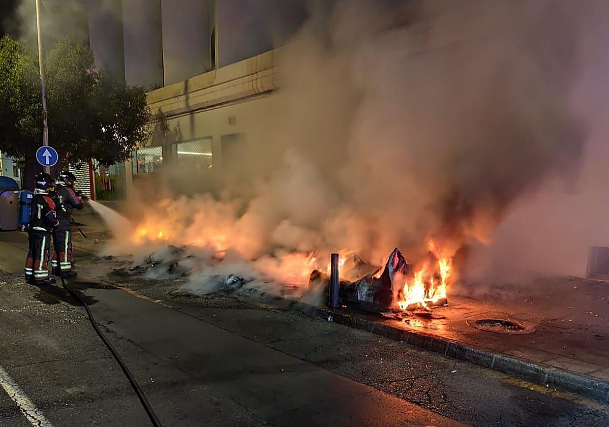 La quema de varios contenedores provoca el caos en Arrecife durante la pasada noche