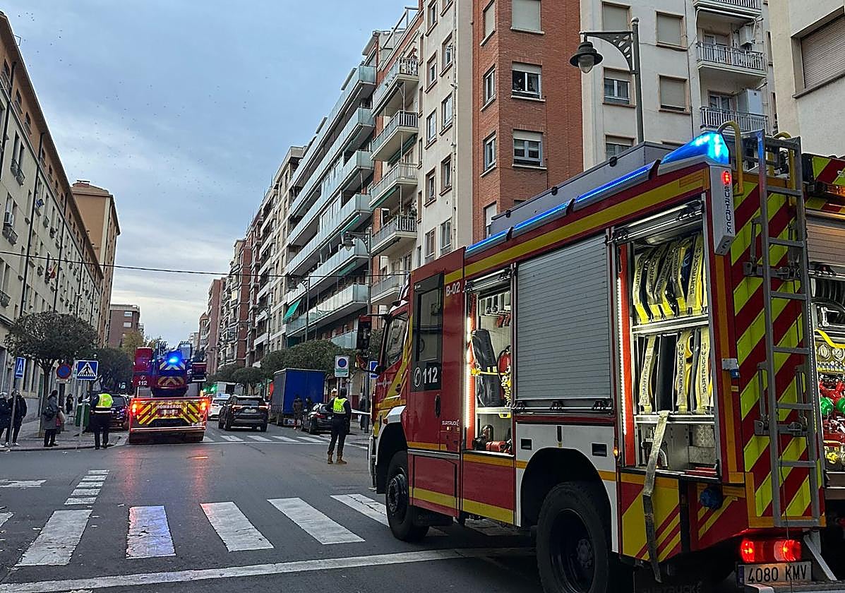 Intervención de los Bomberos corta la calle Belchite de Logroño por salida de humo