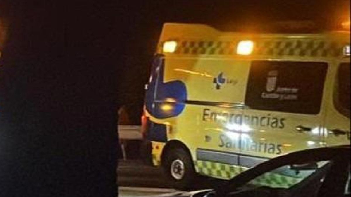 Una foto de archivo de una ambulancia de noche.