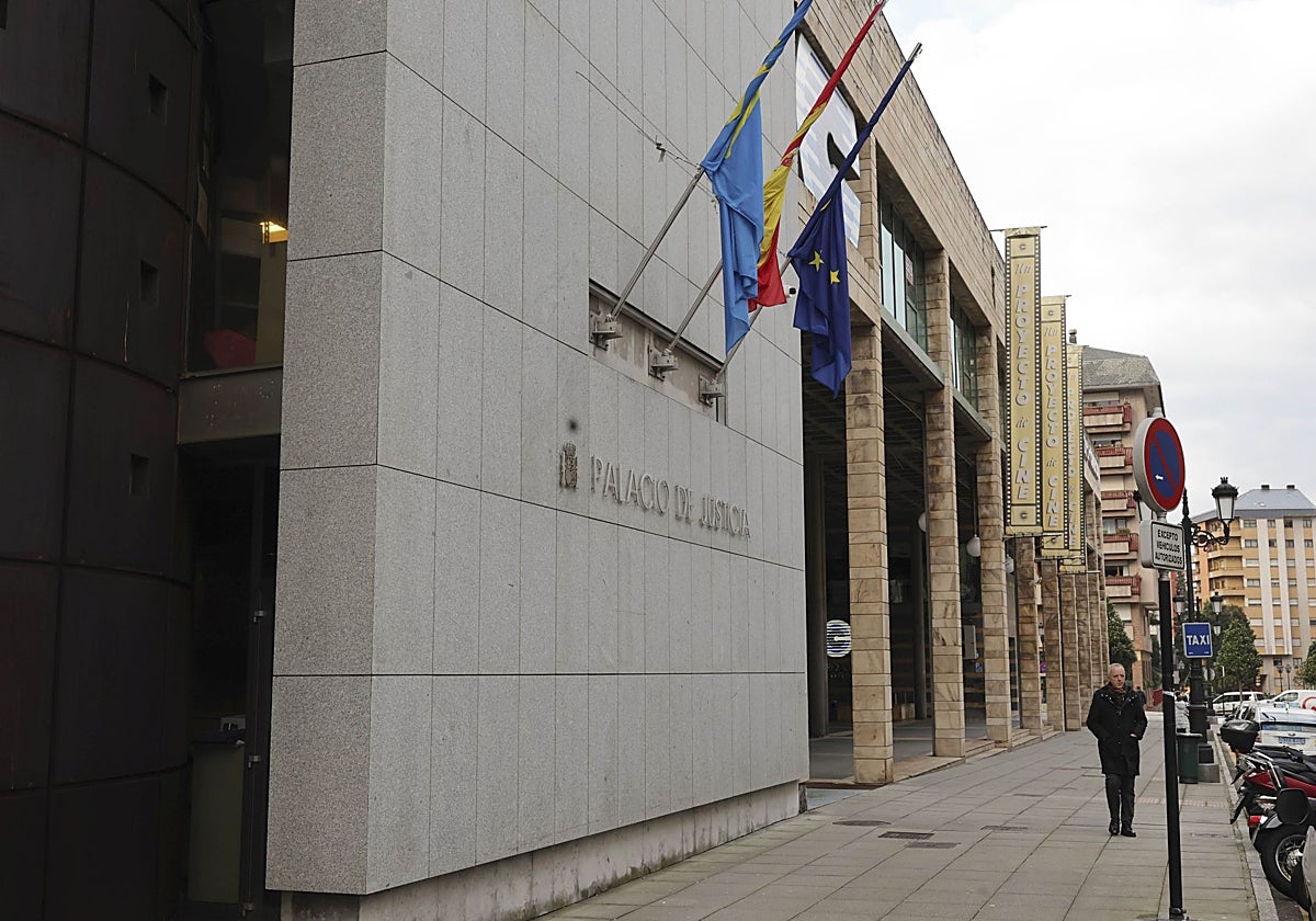 Se enfrenta a dos años y medio de cárcel por empujar a un hombre y causarle la muerte en Oviedo