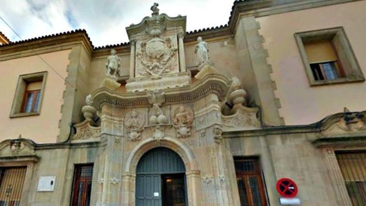 Portada del edificio de la Audiencia Provincial de León.