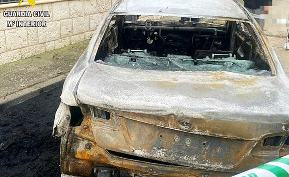 La Guardia Civil de Palencia investiga a dos jóvenes por incendiar un vehículo en Villarramiel