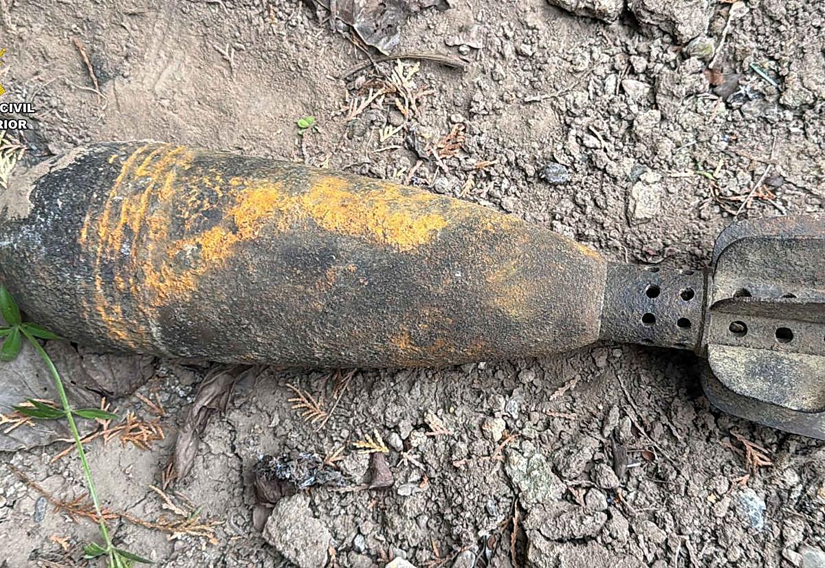 La Guardia Civil destruye una granada de mortero de 81 milímetros en el Parque Natural de Sierra Cebollera, en La Rioja.