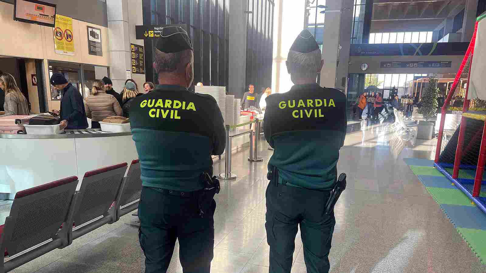 Le roban el movil en el Aeropuerto de Pamplona y detienen al ladrón cuando estaba a punto de cruzar el charco