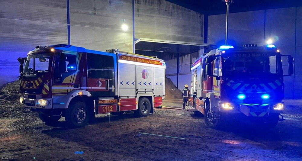 Los Bomberos de la Diputación provincial controlan incendio en nave de productos agrícolas en Casasimarro para evitar posibles reigniciones.