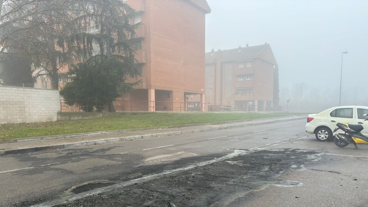 Los Bombers de la Generalitat sofocan dos incendios en contenedores en Lleida durante la noche y la madrugada