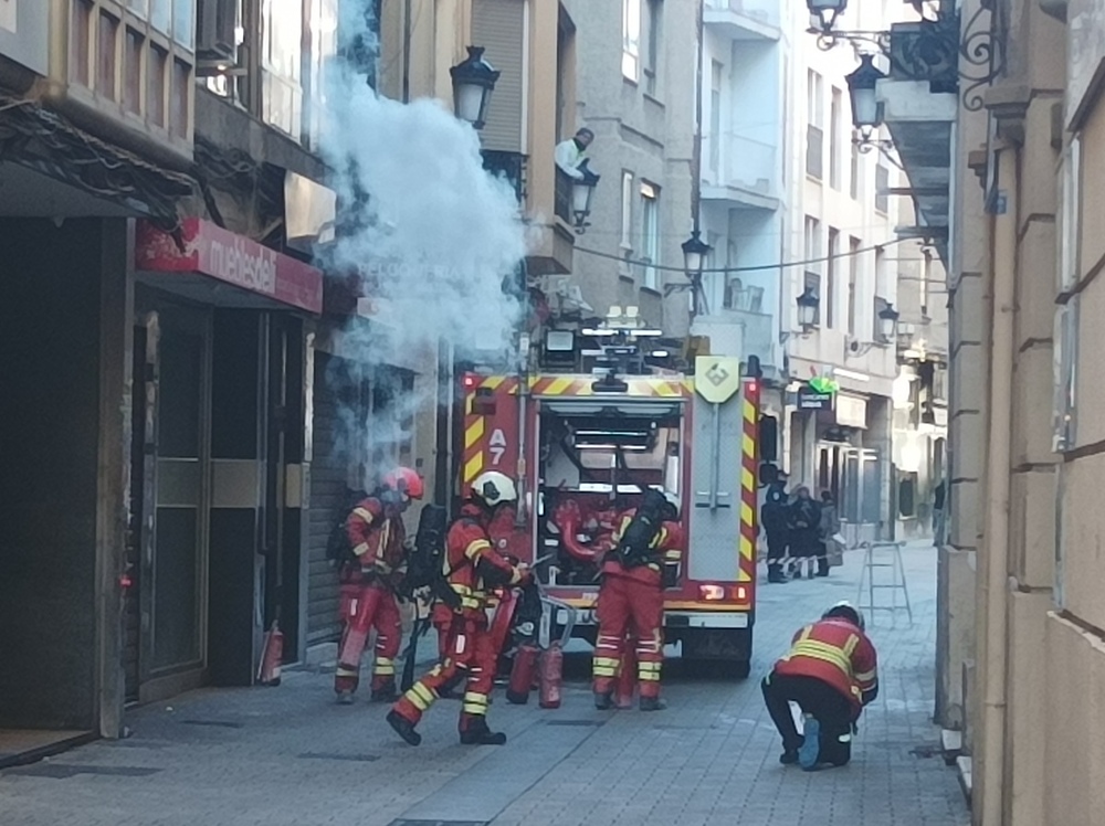 Los bomberos sofocan un incendio en un contenedor
