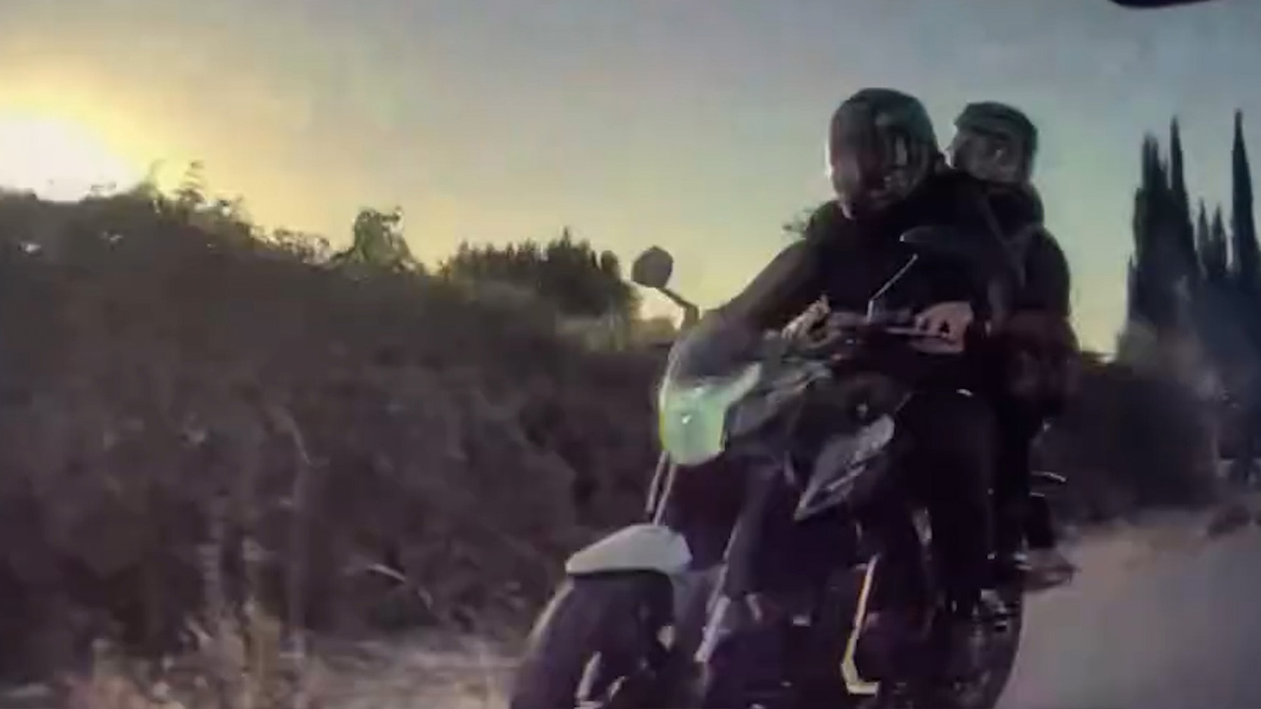 Imprudencia en la Serra de Tramuntana de Mallorca: un motorista adelanta por el arcén a gran velocidad