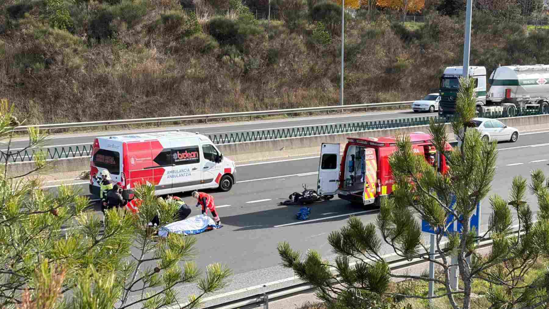 Un motorista herido en un grave accidente tras chocar con un camión en la Ronda de Pamplona