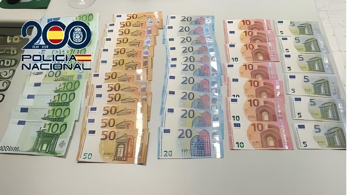 Todo este dinero, metido en su sobre, fue el que encontró y entregó en Comisaría una mujer en Ponferrada.