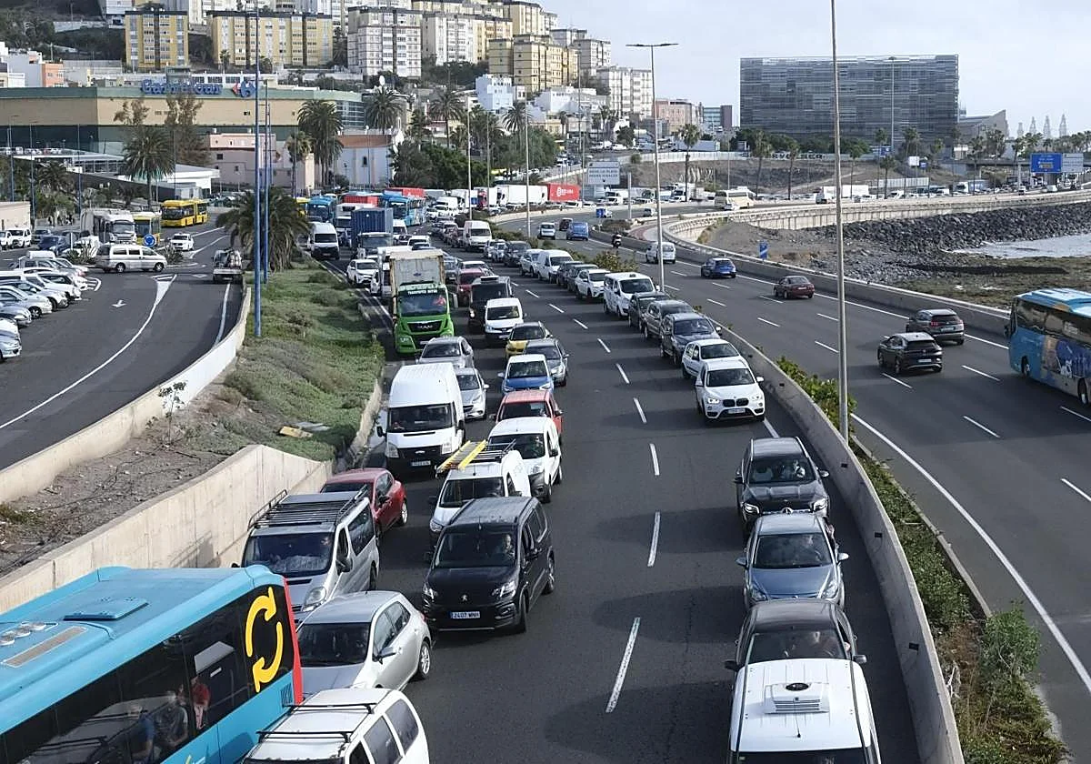 Una mujer resulta herida al volcar su vehículo en la GC-1, a la altura de Telde