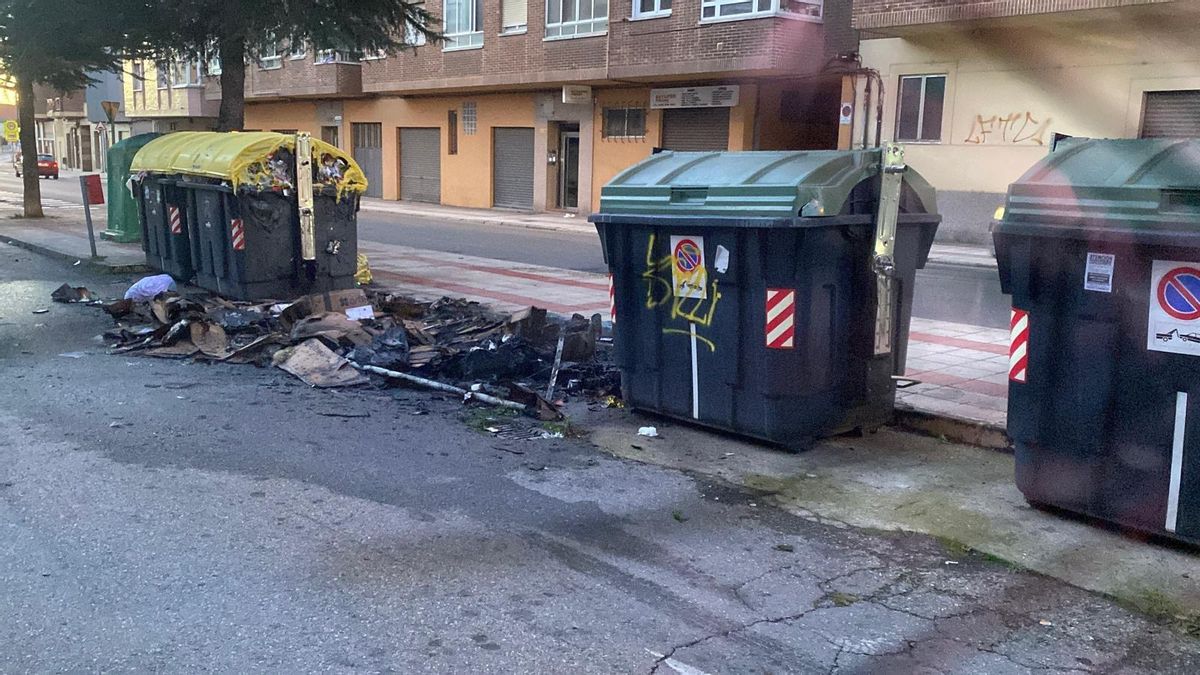 Contenedores quemados anoche en el municipio de San Andrés del Rabanedo, una vez más.