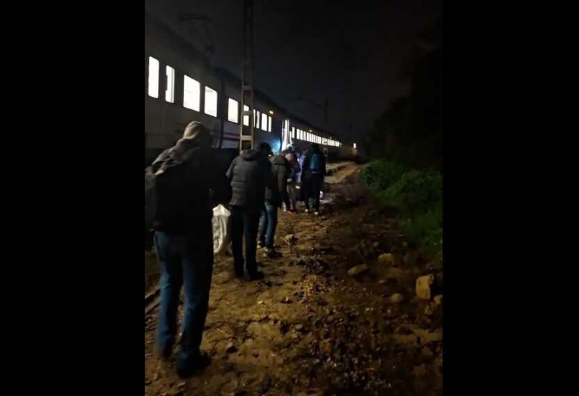 Pasajeros evacuados tras permanecer seis horas en el tren detenido en la vía