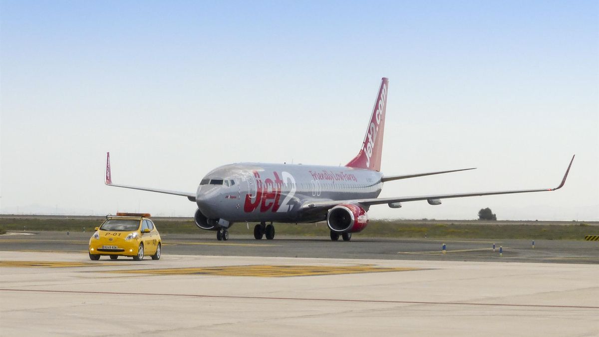 Pelea en pleno vuelo: avión de compañía Jet2 solicita asistencia médica y policial en Tenerife Sur