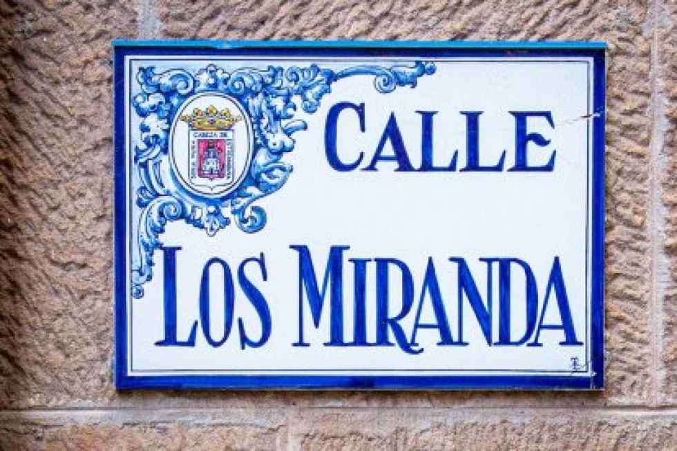 Profesora atendida tras sufrir golpe en cabeza al desprenderse falso techo de colegio