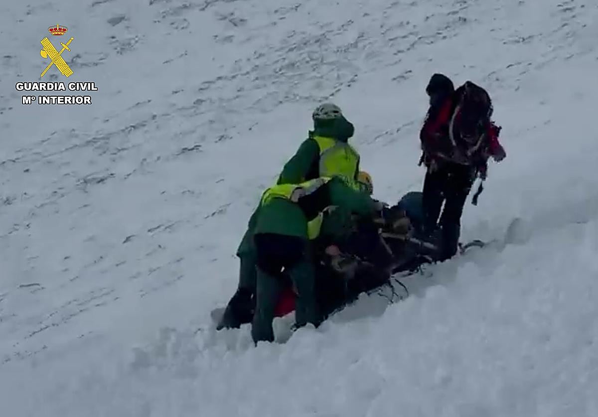 Rescatados dos senderistas arrastrados por una avalancha de nieve en Valdezcaray