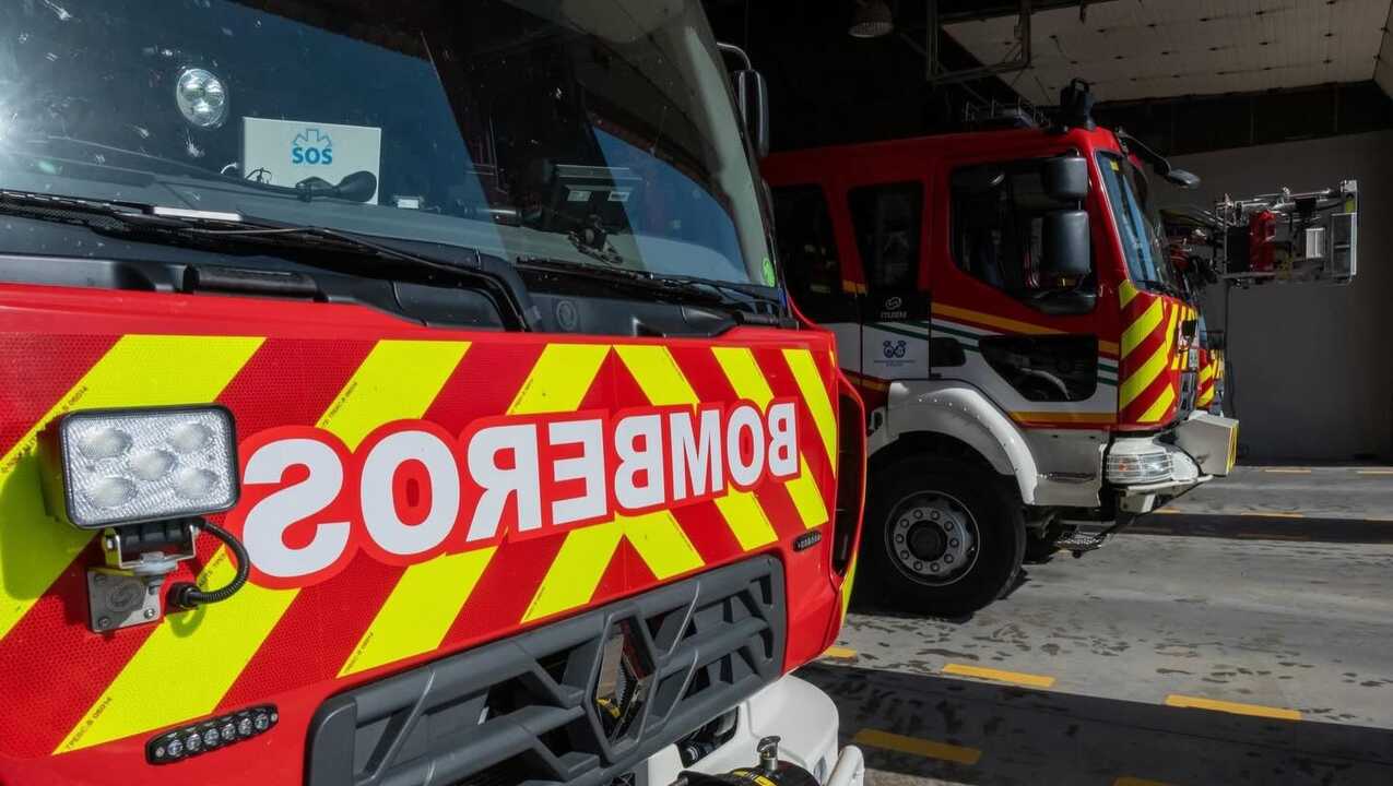 Las fuertes lluvias atrapan a un 4x4 cuyos ocupantes se tienen que subir al techo en Aljaraque
