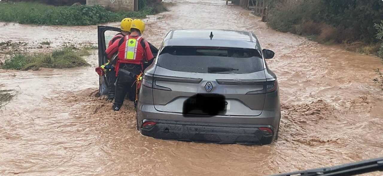 Temporal: Desaparecidos dos ocupantes de una furgoneta y un motorista que cae a un río