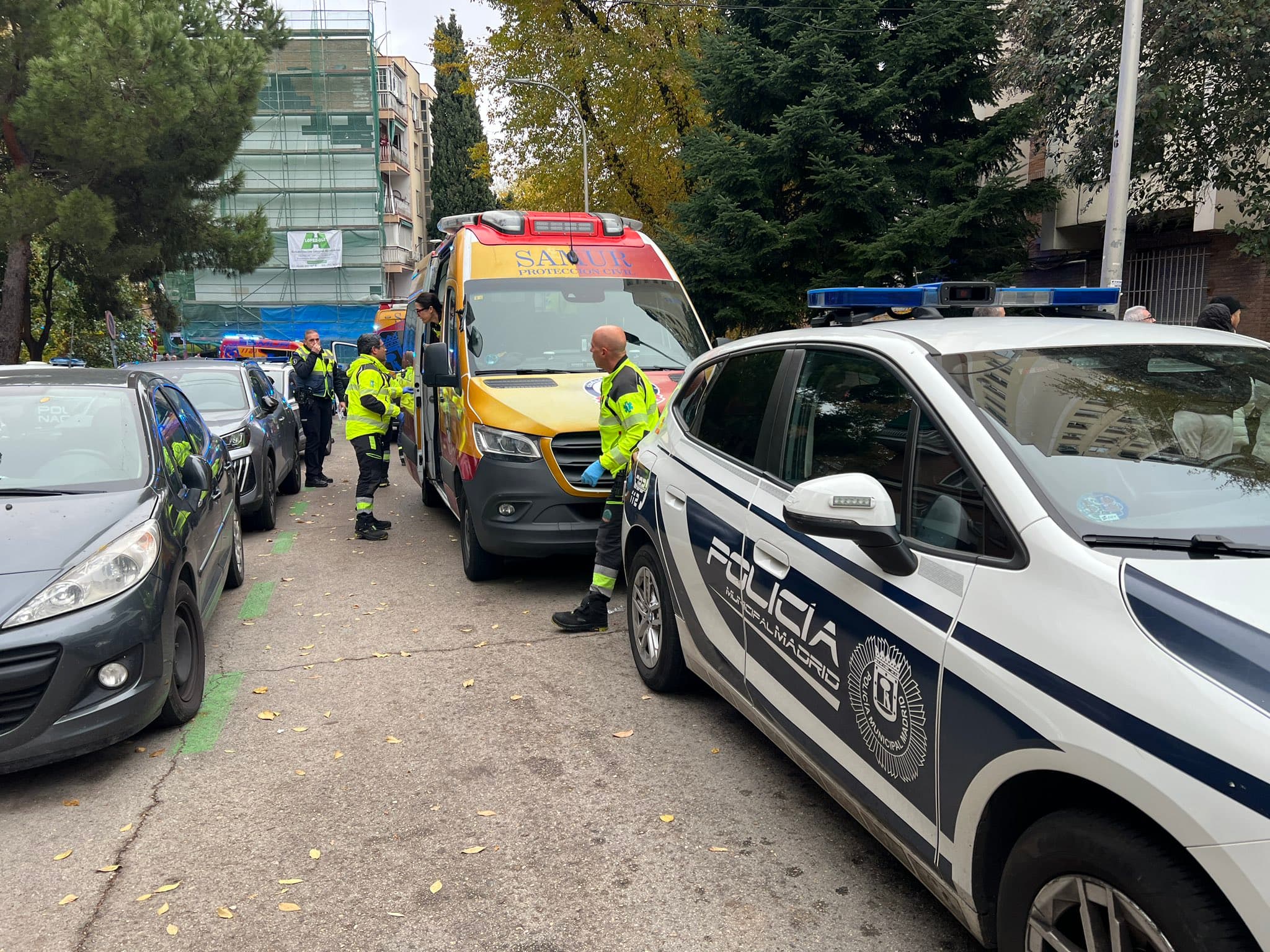 Muere una mujer tras precipitarse desde un décimo piso en Madrid con sus dos hijos