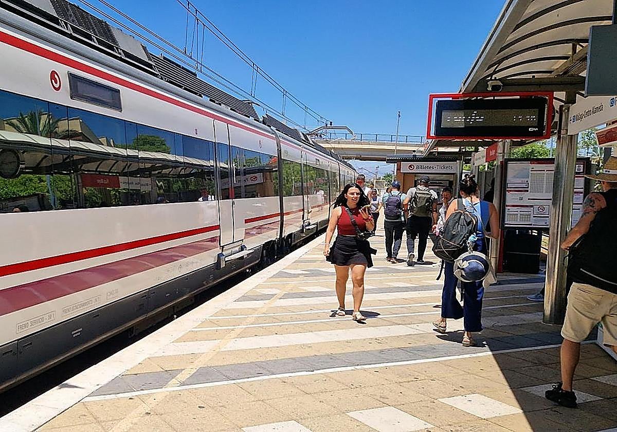 Tragedia en Los Prados: Un Cercanías arrolla a un peatón y provoca la suspensión del servicio entre Málaga y Torremolinos