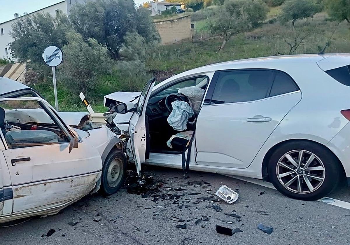 Tragedia en Málaga: Un fallecido y un herido grave tras choque frontal en la A-402 en Alcaucín