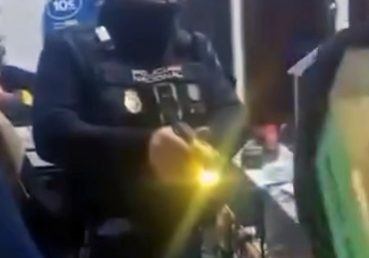 El hombre fallecido por una parada cardiorrespiratoria en un locutorio de Torremolinos fue reducido con dos pistolas táser
