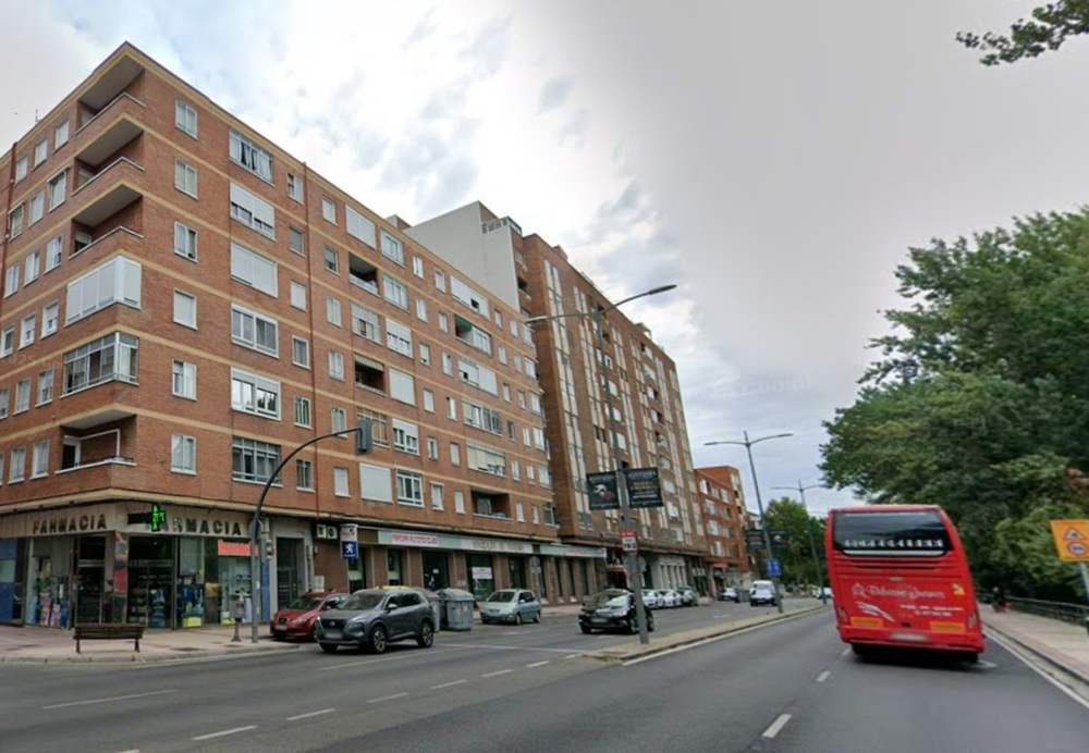 Muere un joven tras precipitarse desde un piso de La Victoria