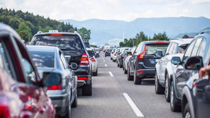 Una conductora kamikaze muere el chocar contra un autobús escolar en Asturias